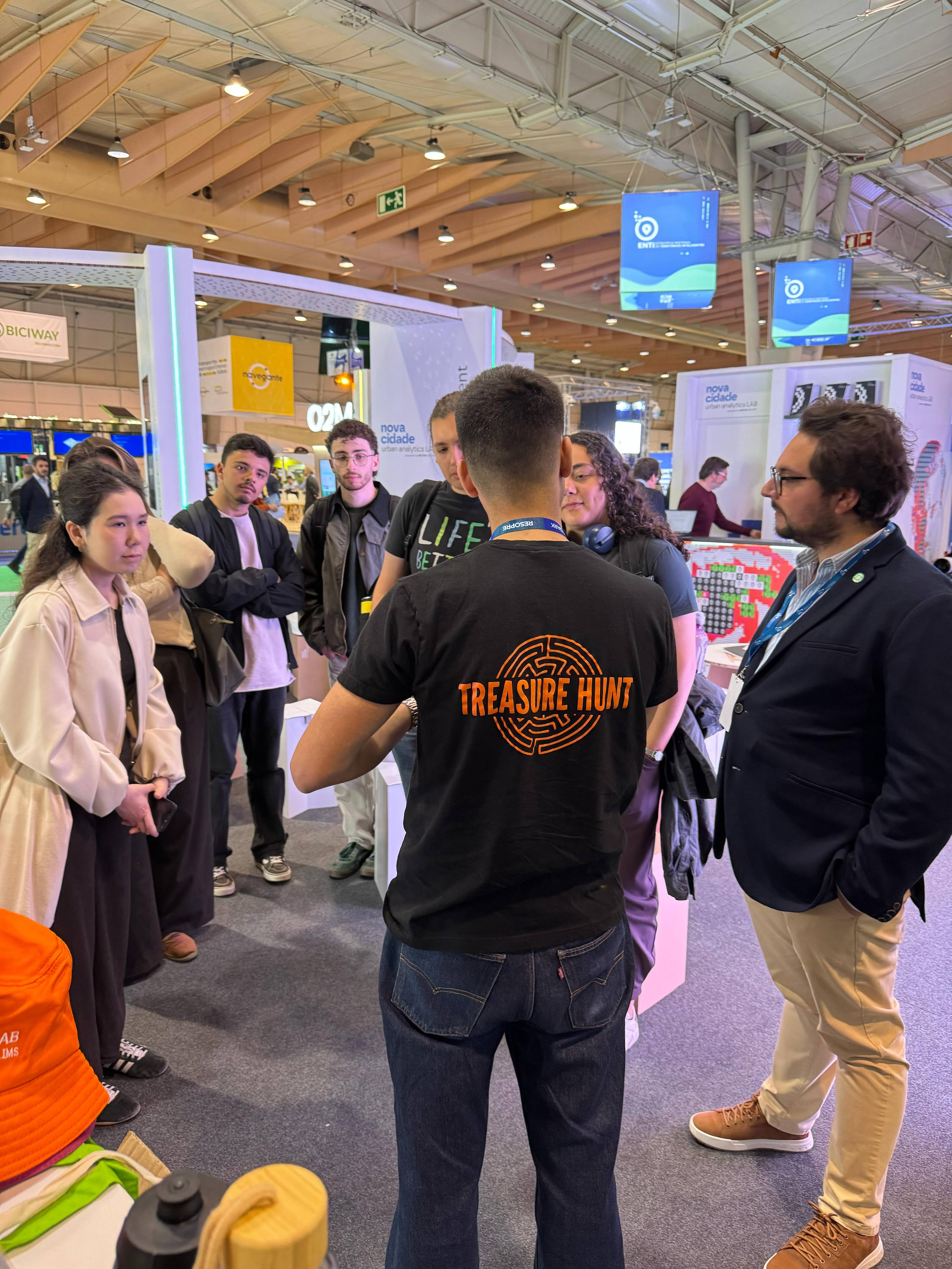 Membre de l'équipe Treasure Hunt présentant le jeu au public sur le stand NOVA Cidade